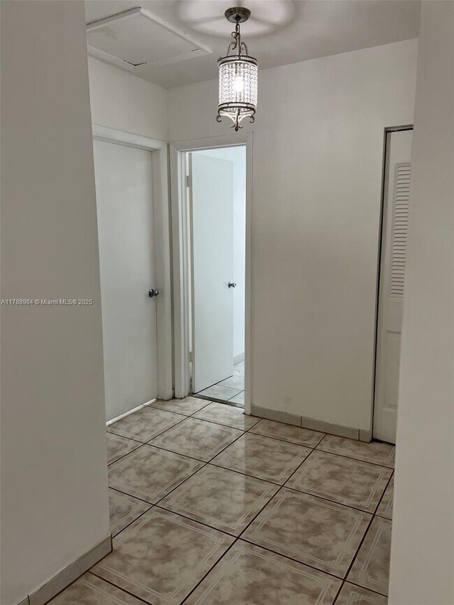 Foto del edificio - 1320 NE 117th Terrace