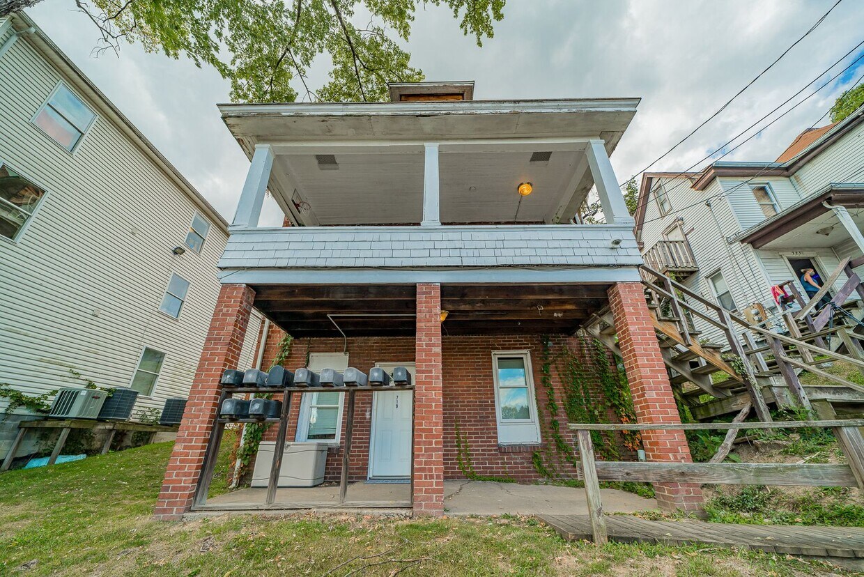 719 Naomi St Unit 719, WV 26505 Room for Rent in