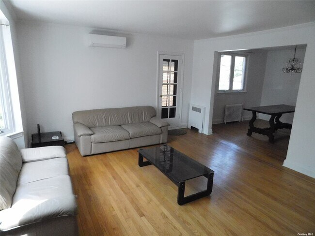 Foto del edificio - 64-15 Dieterle Crescent