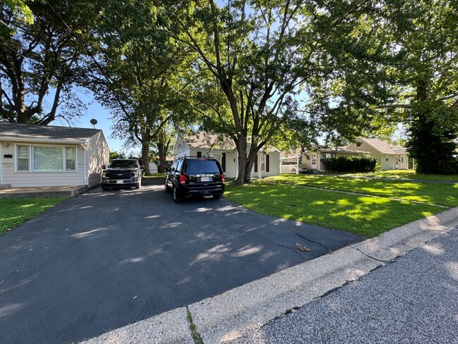 Building Photo - $1,195.  Cute!  Huge fenced back yard!