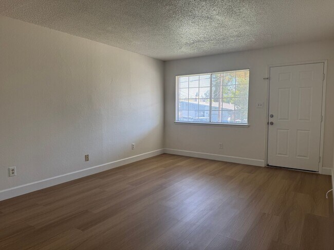 Building Photo - Clean 2 Bedroom 1 Bath 1050 sqft., Carmich...