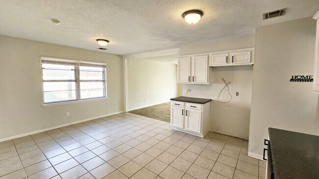 Building Photo - 3 Bedroom-Updated-Large Fenced Backyard