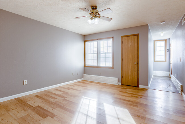 Building Photo - Salt Creek Townhomes