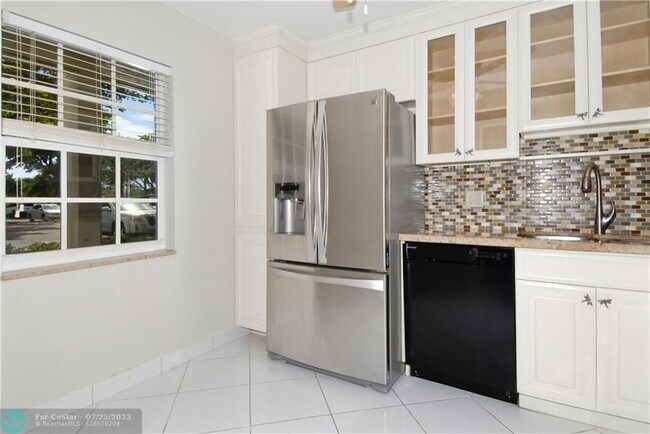 Building Photo - 575 Oaks Ln