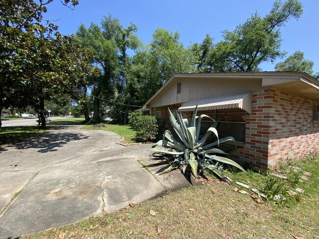 Foto del edificio - 4416 Creighton Rd