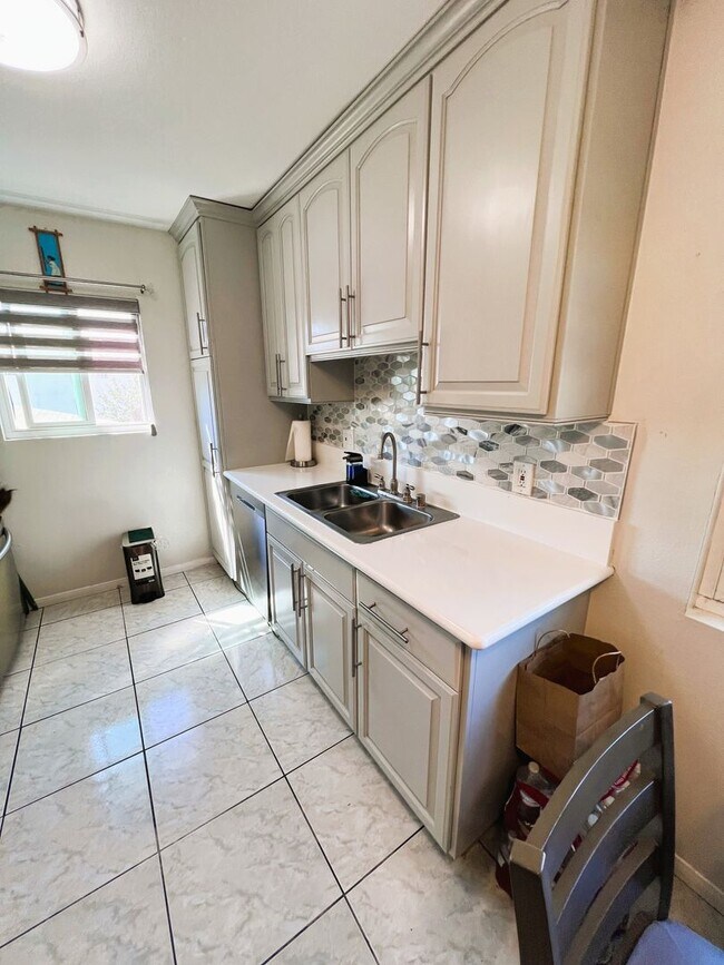 Building Photo - Updated 2 Bedroom, 1 Bath in North Park w/...
