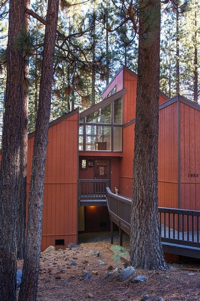 Building Photo - A Rare find in Tahoe! Spacious 4Bd house a...