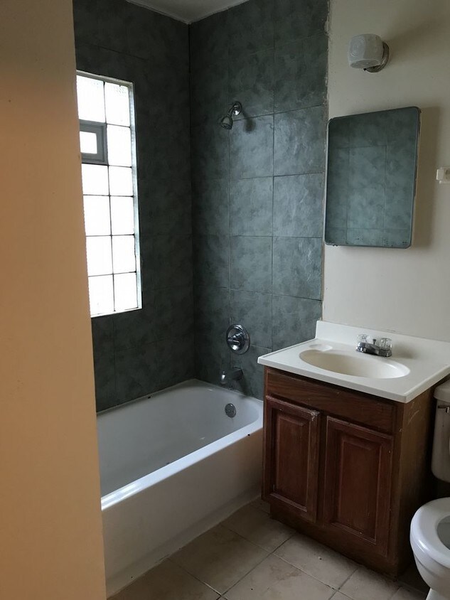 Building Photo - 3532A S 22nd Street - 2 Bedroom Upper