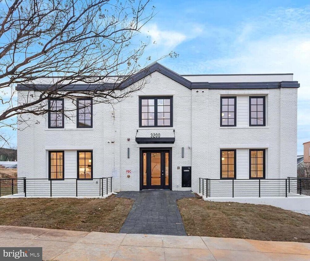 Foto principal - 3200 22nd St NE