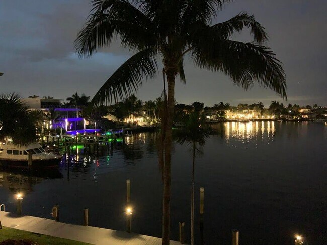Building Photo - 2727 Yacht Club Blvd