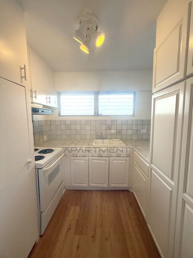 Foto del edificio - PLEASE VIEW FULL AD FOR DETAILS* $995 1ST MONTH! FANTASTIC! 1 BD / 1 BA / 1 PK | UH MANOA | UNIVE...