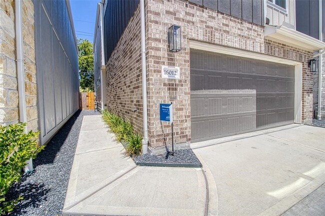 Building Photo - 16012 Oregon Oak Dr