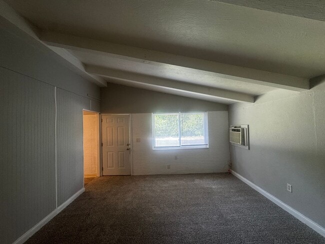 Building Photo - Newly Available 3 Bedroom