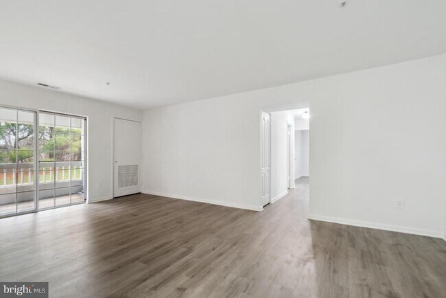 Foto del edificio - 8573 Falls Run Rd
