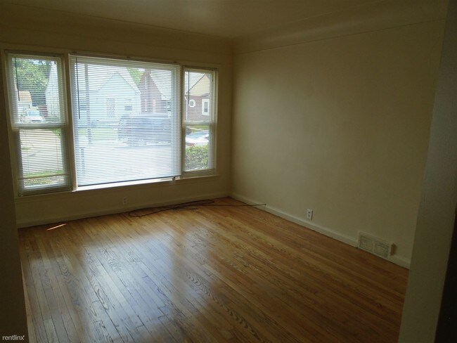 Building Photo - 3 br, 1.5 bath House - 20221 Russell St