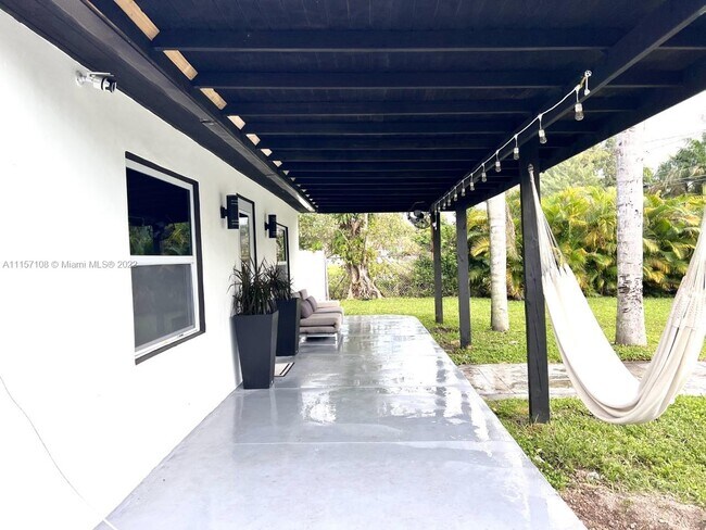 Foto del edificio - 71 NW 158th St