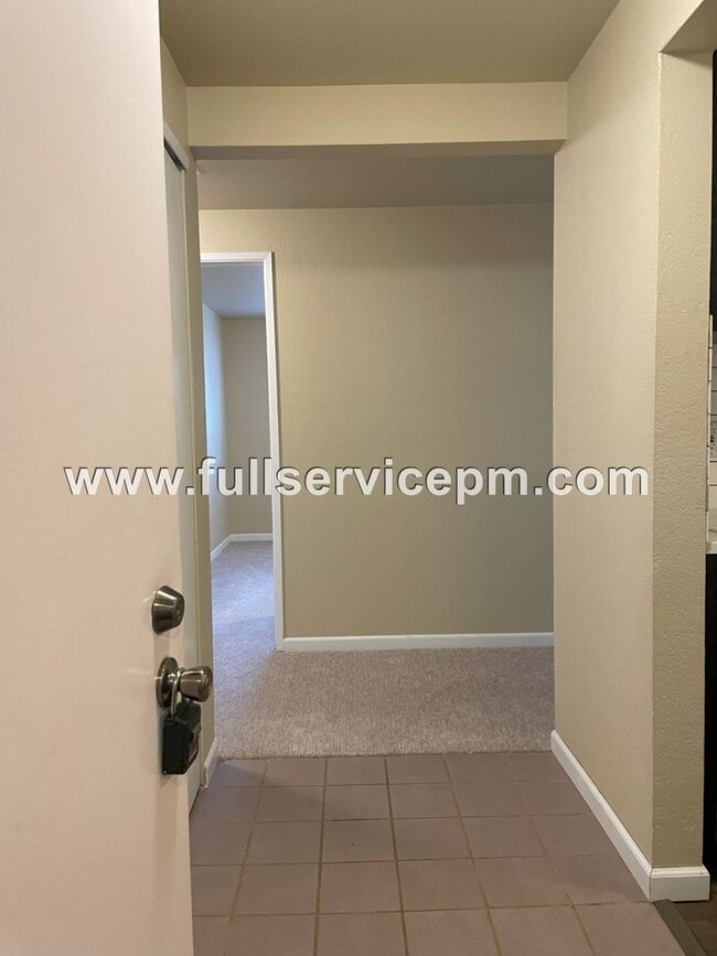 Building Photo - Great Find!!Spacious, condo w/ master