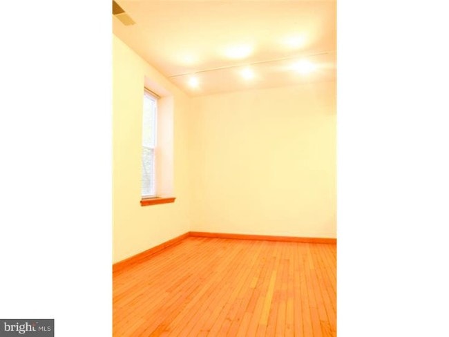 Building Photo - 260 S 11th St