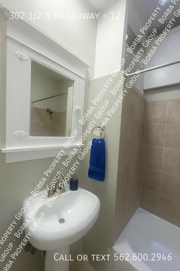 Building Photo - 302 1/2 N Broadway-12