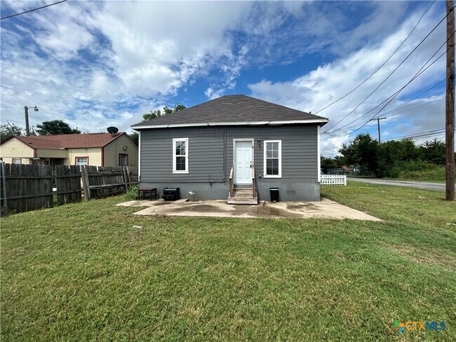 Building Photo - 400 Symes St