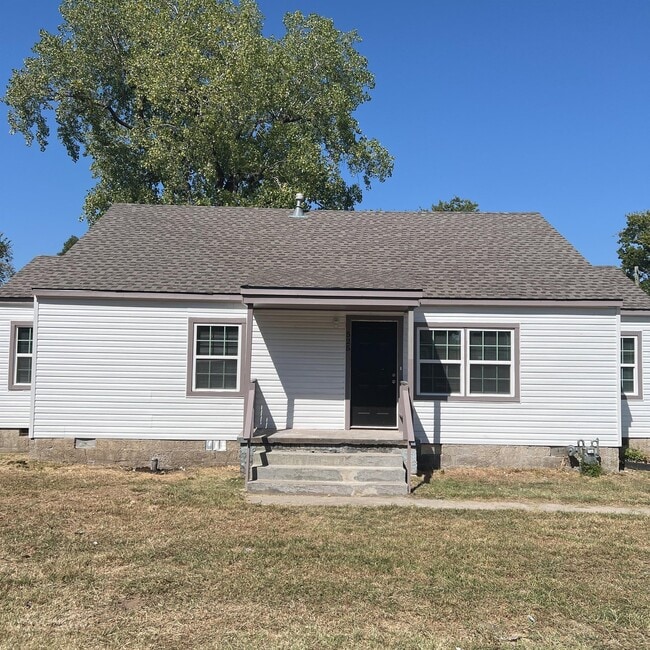 Building Photo - 525 E Ute St