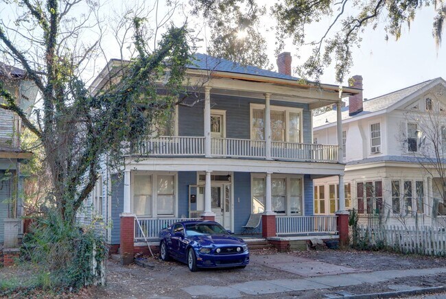 Building Photo - Large Historic Three (of four) Bedroom Apartment