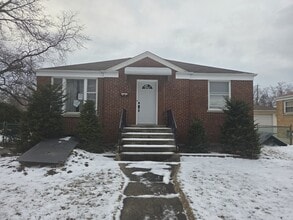 Building Photo - 70 N Laverne Ave