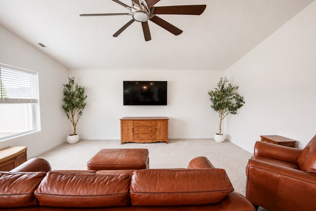 Foto del edificio - 4 Bedroom, 2 Bathroom Home Near Lake Lowell