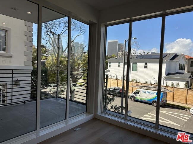 Building Photo - 9842 Vidor Dr