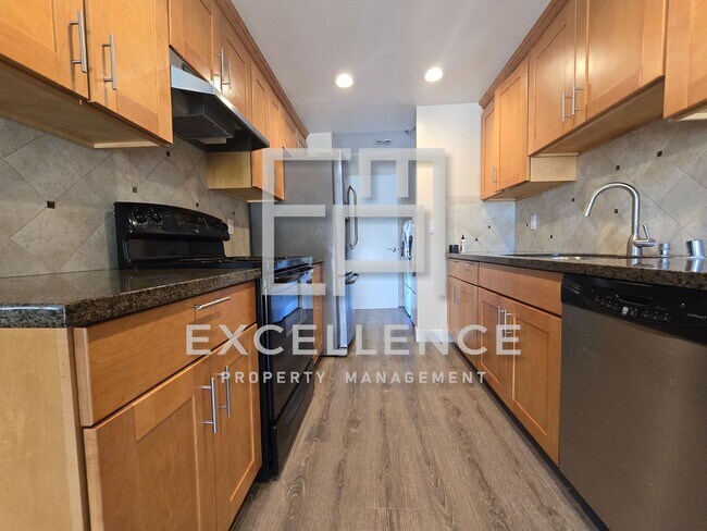 Foto del edificio - Fabulous 2/2 Duplex with Garage,Cat OK, Patio, Granite Counters and Fireplace