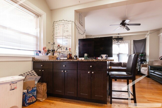 Building Photo - 9/1 Renovated 4BR/2BA near Green Line, Bri...