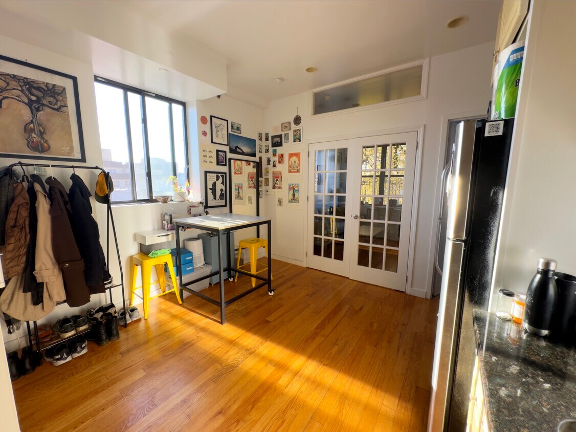 Primary Photo - 1347 Greene Ave