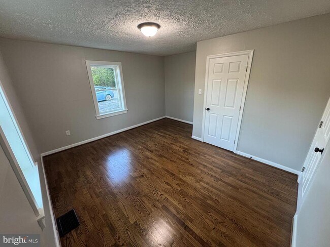 Foto del edificio - 124 Chandler Ct