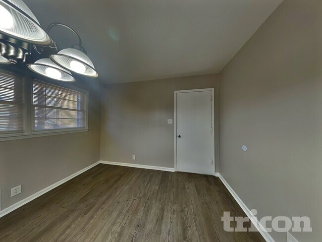 Foto del edificio - 4930 Sugar Creek Dr