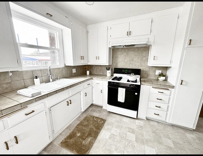 Building Photo - 4014 Perlita Ave