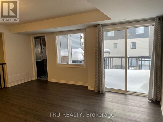 Building Photo - 261 Zenith Private