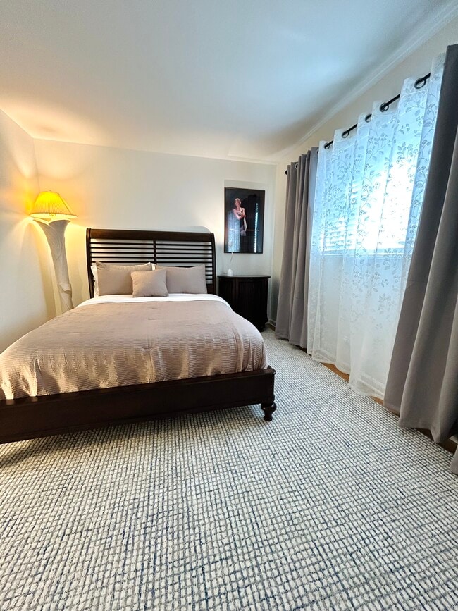 Queen bedroom - 335 Scott St