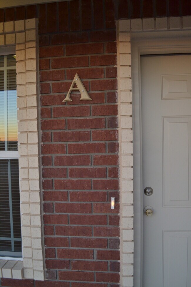 Puerta principal del apartamento "A" - 220 Ryan Cir