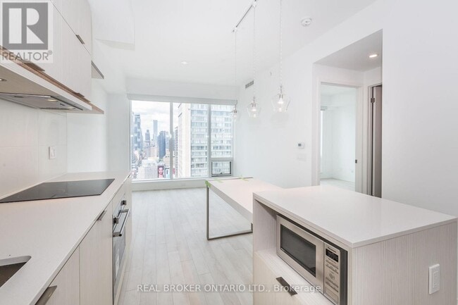 Building Photo - 197 Yonge St