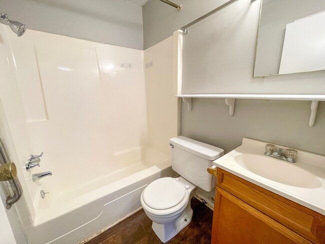 Building Photo - 1 Bedroom/ 1 Bathroom Apartments- Great Location! Pet Friendly!