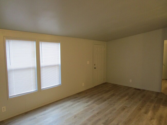 Building Photo - 3 Bedroom, 2 Bathroom Updated Home South o...