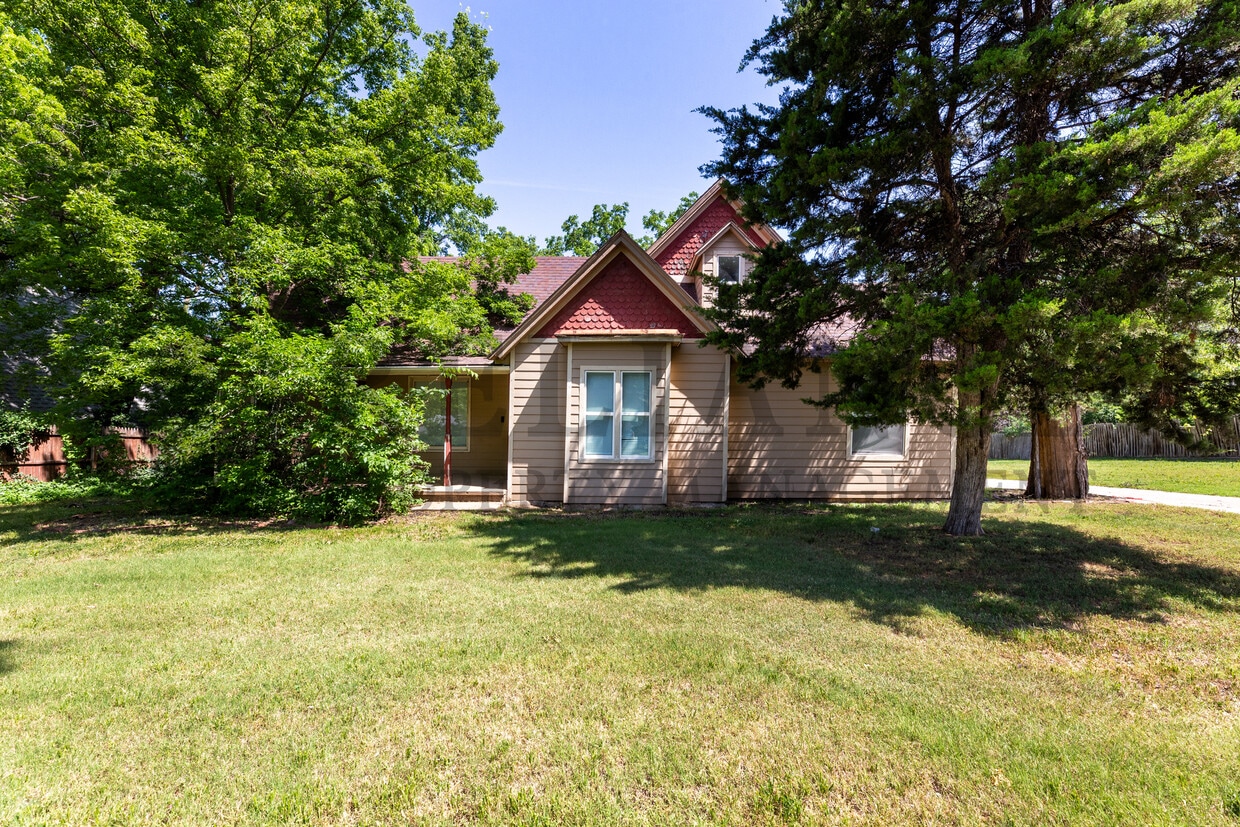 Foto principal - 3300 E 9th St N