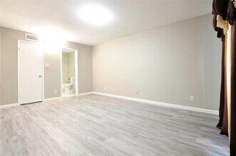 Building Photo - 9700 Leawood Blvd