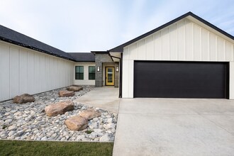 Building Photo - 5140-5142 S Chase Cir