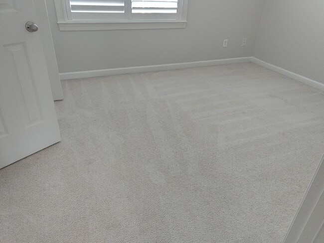 Building Photo - This unit is in a great location!