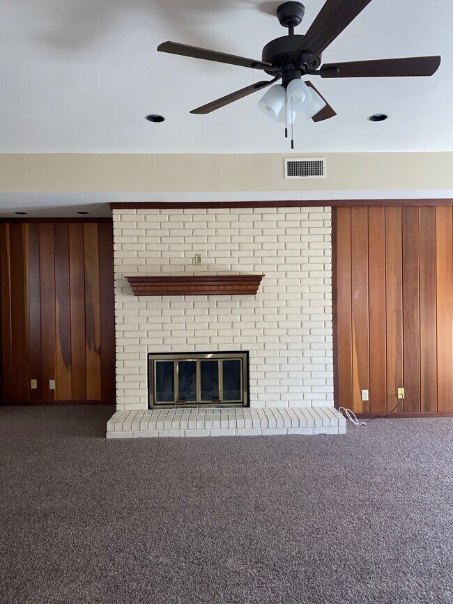 Building Photo - 721 W Dengar Ave