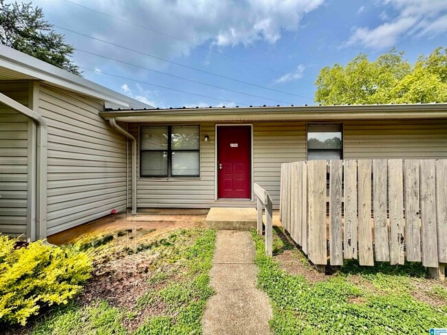 Foto del edificio - 1700 Greenbrier Dear Rd