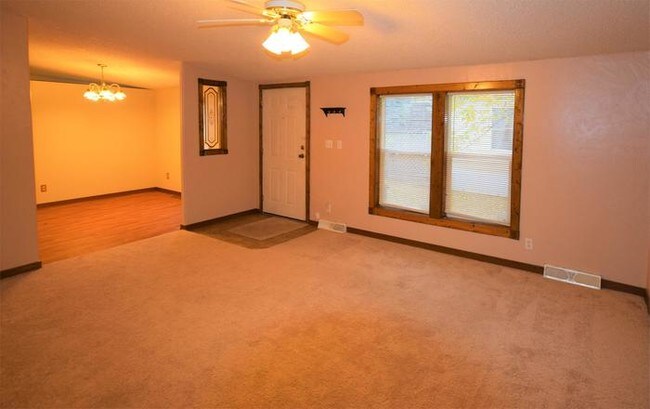 Building Photo - Spacious 3 Bedroom, 2 Bath Ranch