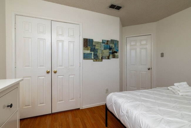 Foto del edificio - 3032 Marigold Dr