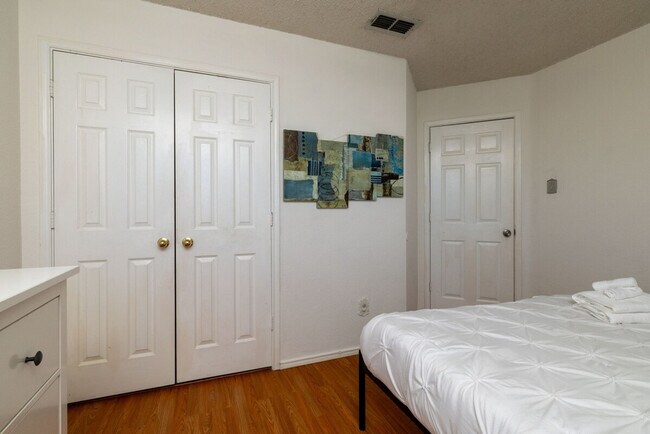 Building Photo - 3032 Marigold Dr